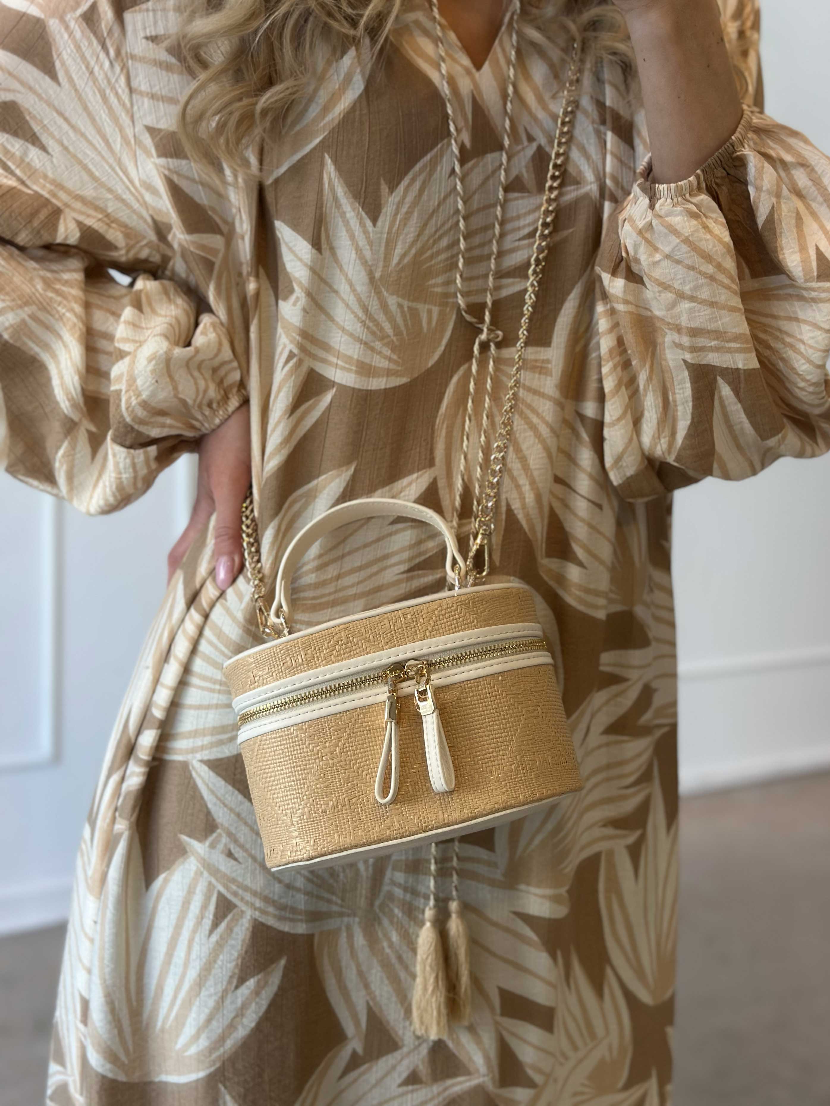 Ana - Sød håndtaske i flet med guldkæde